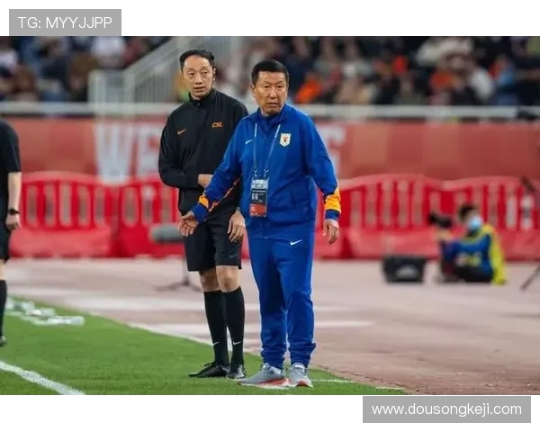 鲁媒称王大雷高准翼缺席远征泰山球迷热情接机崔康熙获赠鲜花